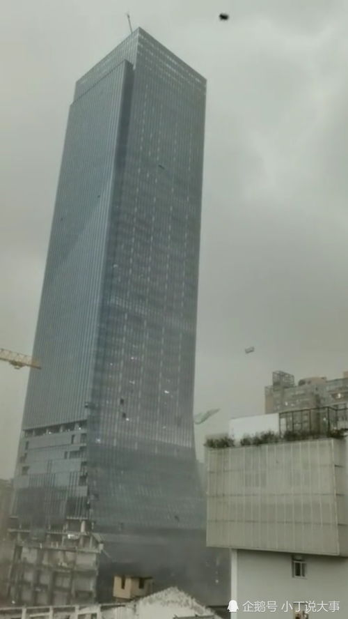 武汉狂风暴雨,一个大楼被吊塔撞击